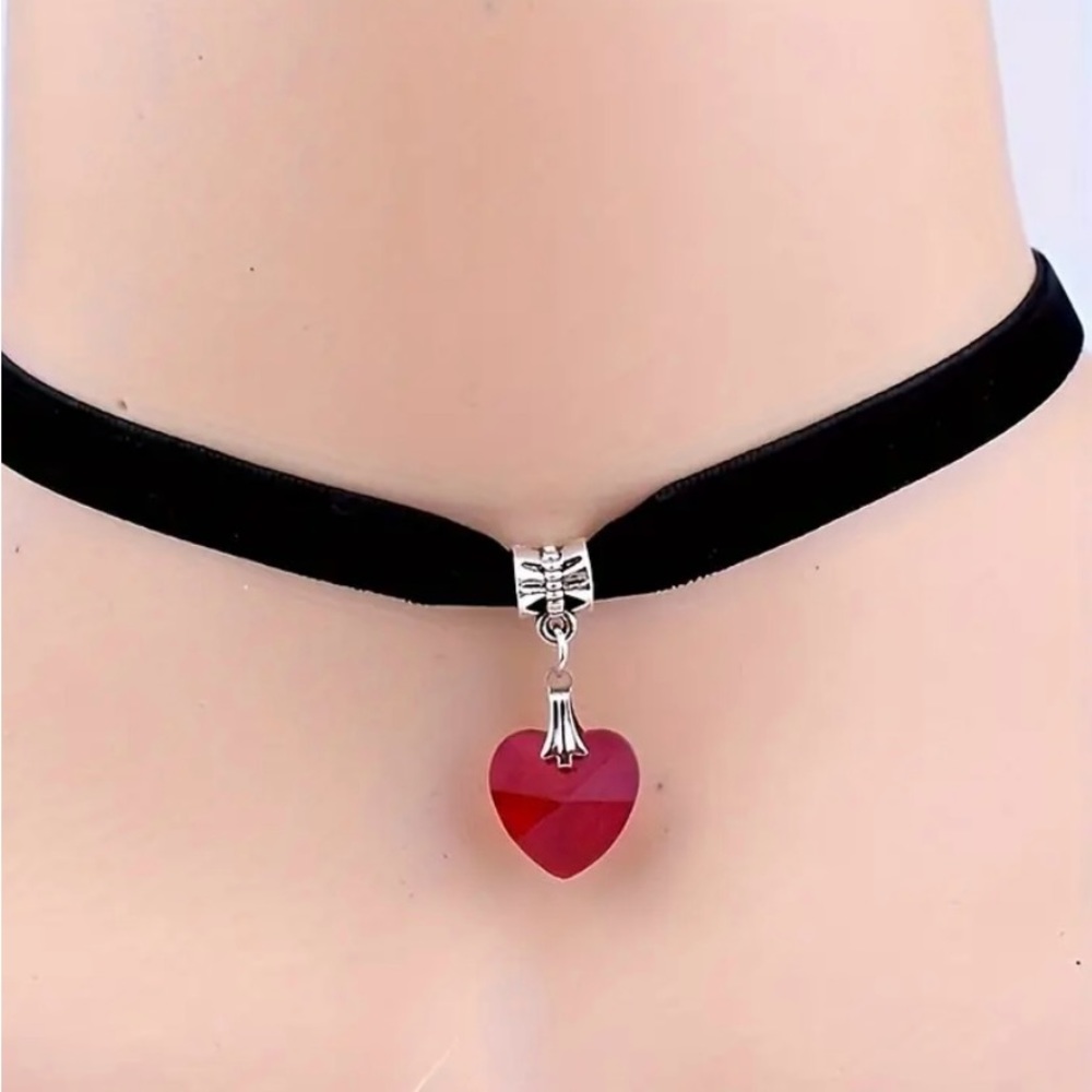 ✨FREE✨Heart chocker